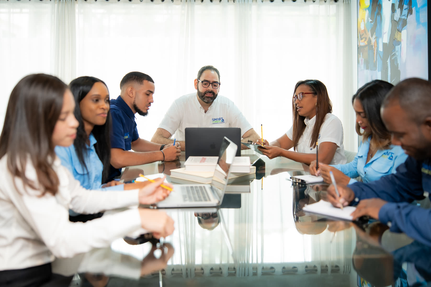 Equipo completo de SBS reunido en la mesa de trabajo